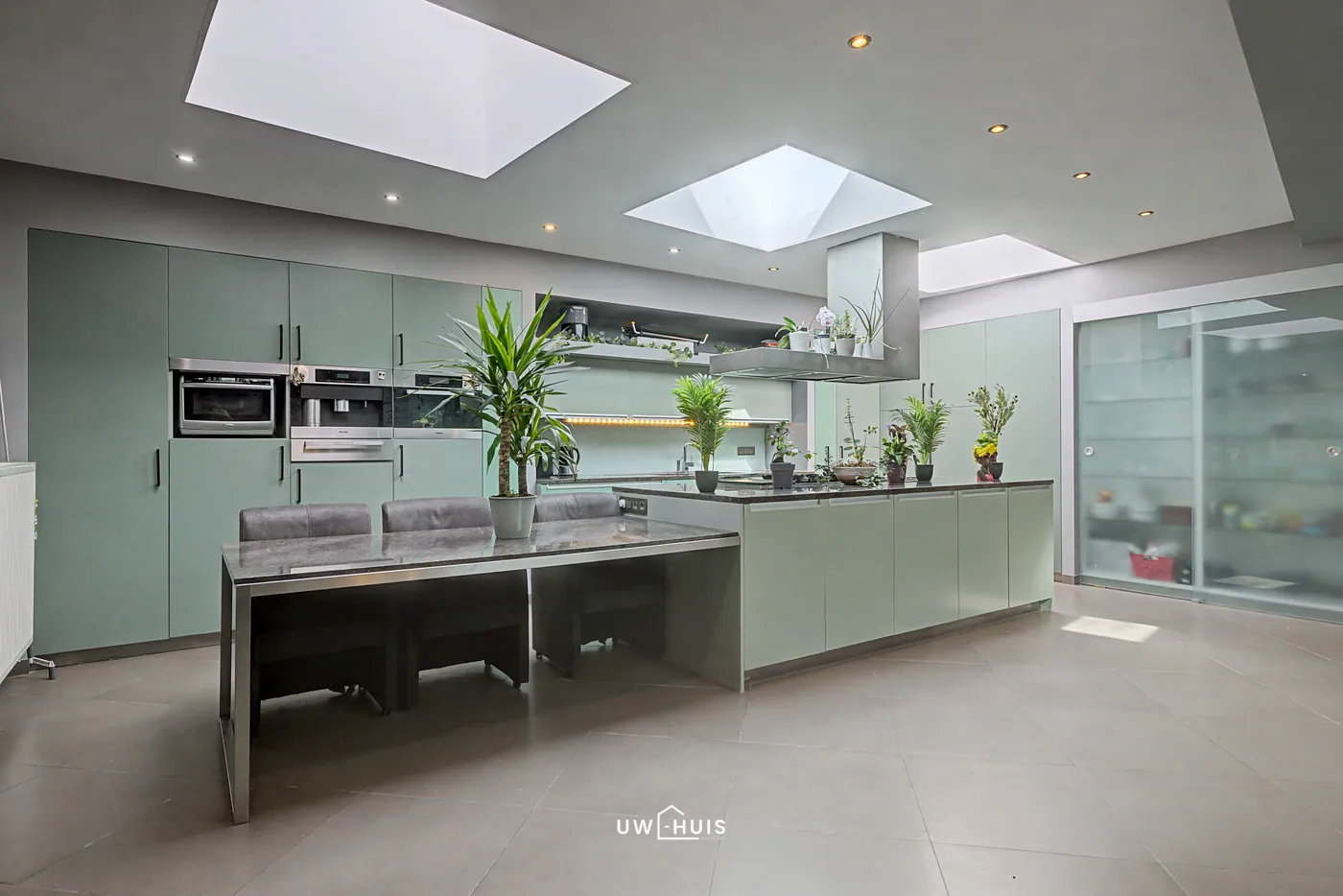 Spacious family home with 7 bedrooms, large garage, and rooftop terrace in the center of Beveren - photo 4