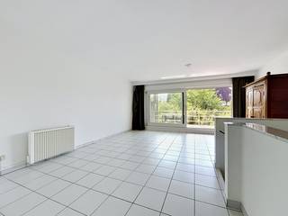 Dit ruime appartement is rustig gelegen en bevindt zich op enkele stappen van zee. Het appartement werd recent gerenoveerd. Er is een ruim terras, zuidwest georiënteerd met prachtig zicht op de duinen. Het appartement bevat: Ruime living met ingerichte keuken, WC, en terras. Op de benedenverdieping bevinden zich 4 slaapkamers, 2 badkamers, WC en een berging. Er is een individuele kelder inbegrepen voor fietsen. Interessant voor vakantieverhuur. Ref Oase G003
