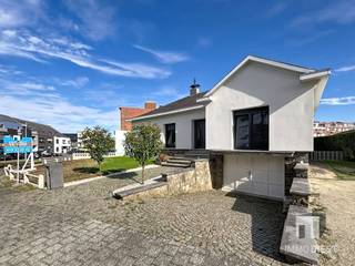 <p><span>Welkom bij deze prachtige gelijkvloerse woning in het centrum van Tessenderlo-Ham, een modern gerenoveerde woning, geschikt is voor gezinnen of ouderen die centrum locatie wensen en geen trappen willen doen.</span></p><p><span> </span></p><p><span>Dit aantrekkelijke woonhuis beschikt over een totale leefoppervlakte van 146 m² gelijkvloers en een bruikbaar vloeroppervlakte van 292m2 incl. benedenverdieping! </span></p><p><span> </span></p><p><span>De woning is voorzien van drie comfortabele slaapkamers, één badkamer, een keuken met toegang tot terras en zicht op tuin.</span></p><p><span>Voldoende plaats voor voertuigen op eigen terrein, twee plaatsen in de eigen garage en twee plaatsen bovengronds.</span></p><p><span> </span></p><p><span>De statige buitengevel straalt cachet uit en is volledig vernieuwd met 14cm isolatie.</span></p><p><span> </span></p><p><span>de troeven van de woning.</span></p><p><span> </span></p><p><span>Ligging &amp; omgeving</span></p><p><span>+ Residentiële ligging</span></p><p><span>+ Gunstige ligging (knal in het centrum op wandelafstand van scholen/winkels/...)</span></p><p><span> </span></p><p><span>Bouwtechnisch</span></p><p><span>+ Stevige droge constructie</span></p><p><span>+ Volledig gerenoveerd 2022</span></p><p><span>+ Droge kelder</span></p><p><span>+ Kelder onder de volledige woning </span></p><p><span>+ Kelder met daglicht, bruikbare beneden verdieping</span></p><p><span>+ Elektriciteit vernieuwd en conform</span></p><p><span> </span></p><p><span>Energetisch</span></p><p><span>+ Zoldervloer geïsoleerd met 18cm MW</span></p><p><span>+ Energiezuinige woning Label C, je kan eenvoudig naar Label B!</span></p><p><span>+ Nieuwe PVC ramen dubbel glas</span></p><p><span>+ Rolluiken op ramen (elektrisch)</span></p><p><span>+ Zonnepanelen (ca. 20st.) op stock nog niet geplaatst</span></p><p><span> </span></p><p><span>Indeling</span></p><p><span>+ Gelijkvloers woning, geen trappen = lang wonen</span></p><p><span>+ 3 slaapkamers</span></p><p><span>+ 2 toiletten</span></p><p><span>+ Inpandige garage (kelder)</span></p><p><span> </span></p><p><span>Wil je graag komen kijken, bel dan naar Immo Diest op 013/31.25.22</span><span>, we helpen u met glimlach verder!</span></p>