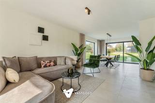 <p><span>Hoogkwalitatieve, energiezuinige nieuwbouwwoning nabij centrum.</span></p><p><span> </span></p><p><span>Belangrijkste troeven:</span></p><p><span>- Prachtige hoogwaardige keuken met Miele toestellen, Quooker kraan en Dekton werkblad en spatwand</span></p><p><span>- Reeds geschilderd, buitenaanleg reeds gebeurd, ook vloerverwarming op kamers</span></p><p><span>- Hoogkwalitatieve afwerking en materialen</span></p><p><span>- Gebruik van de beste technieken</span></p><p><span>- Doordachte indeling met mooie ruimtes</span></p><p><span>- 3 ruime kamers, waarvan 1 met dressing mogelijk</span></p><p><span>- Mogelijkheid tot plaatsen carport (reeds vergund)</span></p><p><span>- Centrale ligging met alle voorzieningen (winkels, school, station) op wandelafstand</span></p><p><span> </span></p><p><span>Prijs exclusief BTW en registratierechten! </span></p><p><span> </span></p><p><span>Bekijk zeker ook onze 3D virtuele rondleiding en onze grondplannen met de afmetingen. Zo krijgt u van thuis uit al een perfect beeld van wat deze woning te bieden heeft!</span></p><p><span> </span></p><p><span>Wenst u meer info of een vrijblijvende bezichtiging, contacteer dan ons kantoor op het nummer 014 39 99 99 en wij helpen u graag verder.</span></p>