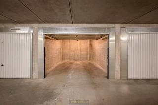 Praktische garagebox met CENTRALE LIGGING in Oostende biedt een VEILIGE en VLOT BEREIKBARE parkeer- of opslagoplossing in residentie “ICON II”...