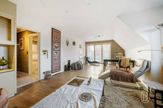 Rustig wonen én toch alles binnen handbereik? Dit volledig instapklare 2-slaapkamerappartement combineert ruimte, comfort en een uitstekende ligging met een zeer ruime garage inbegrepen in de prijs.Via de inkomhal en gang bereik je de ruime leefruimte met een terras en aansluitend de keuken. Verder beschikt het appartement over een badkamer, een apart toilet en een praktische was- en opbergruimte. Daarnaast zijn er twee volwaardige slaapkamers, ideaal voor een koppel, klein gezin of wie graag een extra bureau- of hobbykamer wenst. Op niveau -1 bevindt zich een gemeenschappelijke fietsenberging én een zéér ruime privatieve garage, die bovendien inbegrepen is in de prijs.Troeven: volledig instapklaar • 90 m² • 2 volwaardige slaapkamers • EPC B • conforme elektriciteit • asbestvrij • rustige ligging • winkels, scholen en openbaar vervoer op wandelafstand • was- en opbergruimte • fietsenberging • parkeergelegenheid voor de deur • zeer ruime garage inbegrepen in de prijs.Rust, ruimte en comfort op een praktische ligging: hier hoef je enkel nog je meubels te zetten en te genieten.Interesse? feline@immobeguin.be