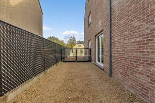 <p>Op een gunstige locatie te Kruisabeelstraat 87 in Aalst vindt u deze <strong>instapklare woning uit 2011</strong>, gebouwd op een perceel van <strong>689 m² </strong>met een <strong>zuidgerichte tuin en terras</strong>. Het pand combineert een hedendaagse afwerking met een doordachte indeling en telt een <strong>bewoonbare oppervlakte van 258 m²</strong>, verdeeld over drie verdiepingen. De ligging in een residentiële zone, <strong>op wandelafstand van winkels, scholen en openbaar vervoer, maakt dit een praktische locatie voor een gezin</strong>.</p><p>Het gelijkvloers beschikt over een<strong> ruime, lichtrijke woonkamer</strong> met open-volledig geïnstalleerde keuken. Verder vinden we op deze verdieping <strong>twee bureauruimtes</strong> (die nog kunnen dienen als extra slaapkamers indien nodig), een berging aan de keuken en een berging aan de achterdeur. De eerste en tweede verdieping tellen samen <strong>vier slaapkamers</strong>,<strong> twee volwaardige badkamers en twee toiletten</strong>. De vloeren zijn afgewerkt met <strong>keramische tegels</strong> en de ramen zijn uitgevoerd in pvc met <strong>dubbele beglazing en automatische aluminium rolluiken.</strong></p><p>Buiten biedt de woning een <strong>zuidgerichte, goed onderhouden tuin en terras</strong>, aangevuld met twee binnen- en drie buitenstaanplaatsen.</p><p><strong>Extra pluspunten even op een rijtje:</strong> zeer gunstig EPC (A-71) verwarming op aardgas - radiatoren, EK conform, ventilatie C+, 12 zonnepanelen, AIRCO aanwezig, regenwaterput van 10.000L, goed onderhouden woning, kwalitatieve materialen, thuisbatterij (10.24kWh), airco in alle slaapkamers</p><p>De woning ligt <strong>centraal in Aalst</strong>, vlot bereikbaar via de invalswegen en op korte afstand van het station, scholen en sportfaciliteiten.</p><p>Voor een bezoek ter plaatse of meer informatie over deze woning, contacteer zeker TOPO IMMO.</p>