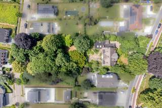 VALIMMAS verkoopt deze riante (± 600m² bebouwd !) en uniek gelegen doktersvilla met praktijkruimte, garage en een grote zuidgeoriënteerde tuin van...