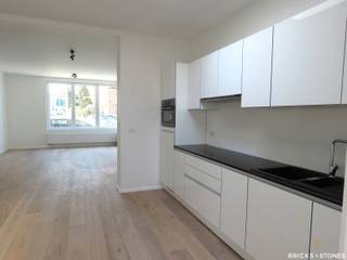 Stijlvol gelijkvloers appartement met tuin in een kleinschalig gebouw in rustig gelegen buurt.Het appartement werd volledig gerenoveerd en modern...