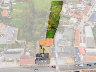 Ontdek deze karaktervolle herenwoning/kantoor in het hart van de Vlaamse Ardennen, op enkele minuten van het centrum van Oudenaarde. Deze unieke eigendom biedt verrassend veel ruimte en een extra troef: een casco nieuwbouwwoning die je kunt afwerken naar eigen smaak.<br /><br />Met een ideale ligging op slechts 5 minuten fietsen van scholen, ziekenhuis en winkelcentra, geniet je van rust dankzij de binnenkoer en de uitgestrekte tuin, ondanks de nabijheid van een drukke weg. De uitstekende bereikbaarheid via de N60 en de treinverbindingen naar Kortrijk, Gent en Brussel maken het een perfecte uitvalsbasis. De Vlaamse Ardennen zijn de perfecte uitvalsbasis voor wie houdt van wandelen, fietsen en genieten van het glooiende landschap. Oudenaarde ademt geschiedenis, met pittoreske straatjes en groene zones die uitnodigen tot onthaasten.<br /><br />De 18de-eeuwse hoofdwoning is instapklaar en biedt een warme, huiselijke sfeer met royale volumes. Momenteel wordt deze gebruikt als kantoorruimte én woning. Tussen de herenwoning en de nieuwbouwwoning bevindt zich een binnenplaats met terras en parking voor 2-3 wagens. Achteraan ligt een prachtige, diepe tuin, een oase van rust. Via de achterkant is er ook aansluiting met een handige uitweg.<br /><br />Deze unieke eigendom met karakter, ruimte en potentieel is gelegen op een toplocatie in een van de mooiste regio’s van Vlaanderen. Ze biedt tal van mogelijkheden om werk en privé te combineren, maar ook kangoeroewonen behoort tot de mogelijkheden.