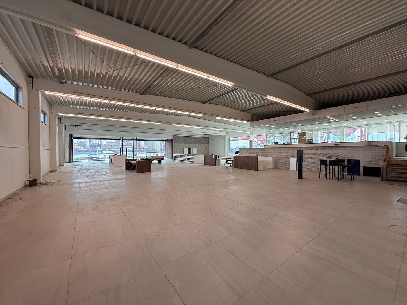 Multifunctioneel bedrijfsgebouw bestaande uit kantoren/showroom/magazijn - foto 3