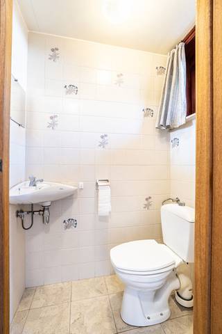 Deze halfopen woning is gelegen in een rustige buurt in Halle, op korte afstand van winkels, scholen, openbaar vervoer en belangrijke invalswegen. Dankzij de gunstige ligging en de ruime tuin biedt deze woning tal van mogelijkheden voor wie op zoek is naar een aangename gezinswoning.
We betreden de woning via de inkomhal op het gelijkvloers, waar zich eveneens een apart toilet en een garage bevinden.
Met de trap begeven we ons naar de eerste verdieping en komen we terecht in de ruime en lichtrijke leefruimte. Aansluitend bevindt zich de keuken met praktische bergruimte. Vanuit deze verdieping hebben we eveneens toegang tot het terras, dat mits het plaatsen van een trap rechtstreeks verbonden kan worden met de zeer ruime tuin.
Op de tweede verdieping treffen we drie slaapkamers aan, alsook een bureauruimte die ideaal is voor thuiswerk of als extra hobbyruimte. Verder beschikt deze verdieping over een badkamer uitgerust met een lavabo, toilet en een bad met douche.
Tot slot beschikt de woning over een garage, een extra staanplaats voor de deur en een zeer ruime tuin waar het heerlijk vertoeven is.
Deze woning combineert een rustige ligging met een praktische indeling, ruime kamers en een grote tuin. Een interessante opportuniteit voor gezinnen die op zoek zijn naar ruimte en potentieel in Halle.
