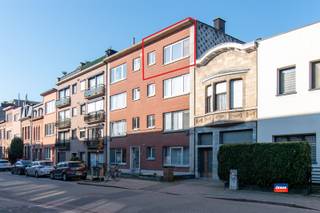<p><span>DEURNE | KNAP INSTAPKLAAR APPARTEMENT MET TWEE SLAAPKAMERS EN TERRAS | GELEGEN OP DE DERDE VERDIEPING VAN KLEIN VERZORGD GEBOUW | EPC 210 | </span></p><p><span>Indeling als volgt: inkomhal - woonkamer - gesloten, geïnstalleerde keuken - twee ruime slaapkamers - terras - badkamer met douche, lavabomeubel, toilet en aansluiting wasmachine | </span></p><p><span>Troeven :</span></p><p><span>*zeer gunstig gelegen in een rustige woonwijk, vlakbij het Boeckenbergpark, openbaar vervoer, winkels en scholen.</span></p><p><span>*zeer lage maandelijkse kosten (155 euro voor verwarming, water, blokpolis, onderhoud gebouw, ...).</span></p><p><span>*nieuwe ramen, nieuwe keuken, nieuwe badkamer.</span></p><p><span>*elektrische installatie conform het AREI.</span></p><p><span>*dak vernieuwd in 2021</span></p><p><span>| Optioneel: autostaanplaats te huur over te nemen (prijs momenteel 75 euro)</span></p><p><span>| Mis deze kans niet !</span></p>