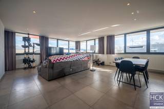 <strong>De ligging</strong><br />Ruim appartement gelegen in de bedrijvenzone Zulte-Kruisem in een recent opgetrokken gebouw. Centraal gelegen tussen centra Deinze/Waregem/Kruishoutem en Zulte, allerhande voorzieningen zijn m.a.w. vlakbij alsmede bereikt u het op- &amp; afrittencomplex van de E17 op nog geen 5 min. rijden waardoor centrumsteden Gent/Kortrijk beiden op nog geen halfuur rijden bereikbaar zijn. Kortom, een <strong>locatie met goede bereikbaarheid</strong>!<br /><br /><strong><span>Het appartement</span></strong><br /><span>Het appartement is gelegen op het eerste verdiep van het gebouw en beschikt over ondermeer </span><strong><span>3 slaapkamers</span></strong><span>, een </span><strong><span>zéér ruime woonkamer met open keuken</span></strong><span> alsmede een terras. Tevens beschikt u over parkeermogelijkheid op het terrein, inbegrepen in de huurprijs. </span><br /><br /><strong><span>Een lift is niet aanwezig in het gebouw.</span></strong><br /><br /><strong><span>Kenmerken</span></strong><br /><span>- bruikbare vloeroppervlakte (cf. EPC): 133 m²</span><br /><span>- aluminium ramen en dubbel glas</span><br /><span>- centrale verwarming via radiatoren</span><br /><span>- EPC:188 kWh/m² jaar - B-label</span><br /><br /><strong><span>Troeven</span></strong><br /><span>- instapklaar appartement!!</span><br /><span>- zéér ruim!!</span><br /><span>- zonnepanelen</span><br /><strong><span>- 3 slaapkamers!!</span></strong><br /><span>- parkeermogelijkheid inbegrepen in de huurprijs!!</span><br /><span>- géén syndic!!</span><br /><br />Beschikbaarheid: 15/05/2026<br /><br />Voor meer informatie of een bezoek ter plaatse reageer via het contactformulier of stuur naar info@hckinvest.be