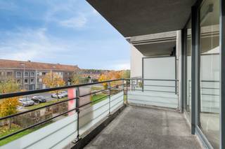 Appartement (tweede verdieping) langs de Raadsherenlaan met 3 slaapkamers, lichtrijke woonruimte, 2 terrassen (12m2) en mogelijkheid tot het...