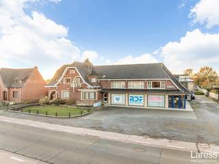 <p><strong>Uniek vastgoed – woning met toonzaal, werkhuis en garage op 28a94ca</strong></p>
<p>Laress biedt u dit uitzonderlijke eigendom aan: een karaktervolle woning met aangrenzende toonzaal, werkhuis en garage, gelegen op een riant perceel van 28a94ca.<br /><br /><strong>Beschrijving van het pand</strong></p>
<ul>
<li>Woning van ca. 195 m² met 3 slaapkamers (bouwjaar ca. 1958, vergund geacht).</li>
<li>De voormalige winkelruimte van meubelzaak Vaes werd vergund uitgebreid in 1967 en 1976.</li>
<li>Op de eerste verdieping aan de straatzijde bevindt zich een ruim appartement (ca. 109 m², 2/3 slpk) met een mooi uitzicht over de landelijke omgeving.</li>
<li>Grote toonzaal over twee verdiepingen met balken- en kolommenstructuur, vandaag ingericht als dansschool (gelijkvloers) en stockage (verdieping). Uiterst flexibel qua indeling.</li>
<li>Achteraan: werkhuis en garage, bereikbaar via een ruim open plein achter de toonzaal.</li>
<li>Check ook het opmetingsplan onder "documenten" via <span>laress.be</span></li>
</ul>
<p><strong>Ligging & bereikbaarheid</strong></p>
<ul>
<li>Gelegen langs een lokale verbindingsweg tussen Halen, Zelem en Linkhout.</li>
<li>Zeer vlotte aansluiting op de N2 (Diest–Hasselt) en het op- en afrittencomplex E314 (Leuven–Aken).</li>
<li>Rustige, landelijke omgeving met zuidwestoriëntatie. Ideaal voor wonen en werken.</li>
</ul>
<p><strong>Mogelijke bestemmingen</strong></p>
<p>Dankzij de huidige bestemming, de flexibele structuur en ligging zijn diverse invullingen mogelijk:</p>
<ul>
<li>showroom / conceptstore</li>
<li>praktijkruimte(n)</li>
<li>kantoor- en dienstenruimten</li>
<li>atelier of kleinschalige productie</li>
<li>opslag- en stockageruimte</li>
</ul>
<p>De eerste 50 meter van het perceel ligt in <em>woongebied met landelijk karakter</em>, wat bijkomende kansen biedt voor (her)verkaveling of herontwikkeling.</p>
<p><strong>Sterke troeven</strong></p>
<ul>
<li>combinatie van wonen en werken</li>
<li>grote volumes en flexibele ruimtes</li>
<li>uitstekende bereikbaarheid</li>
<li>polyvalente mogelijkheden voor ondernemers of ontwikkelaars</li>
</ul>
<p><strong>Interesse in dit uniek aanbod?<br /></strong>Contacteer Laress voor meer informatie of een bezoek: <span>laress.be</span><br />📞 0479/99 45 02<br />✉ lars.smekens@laress.be</p>