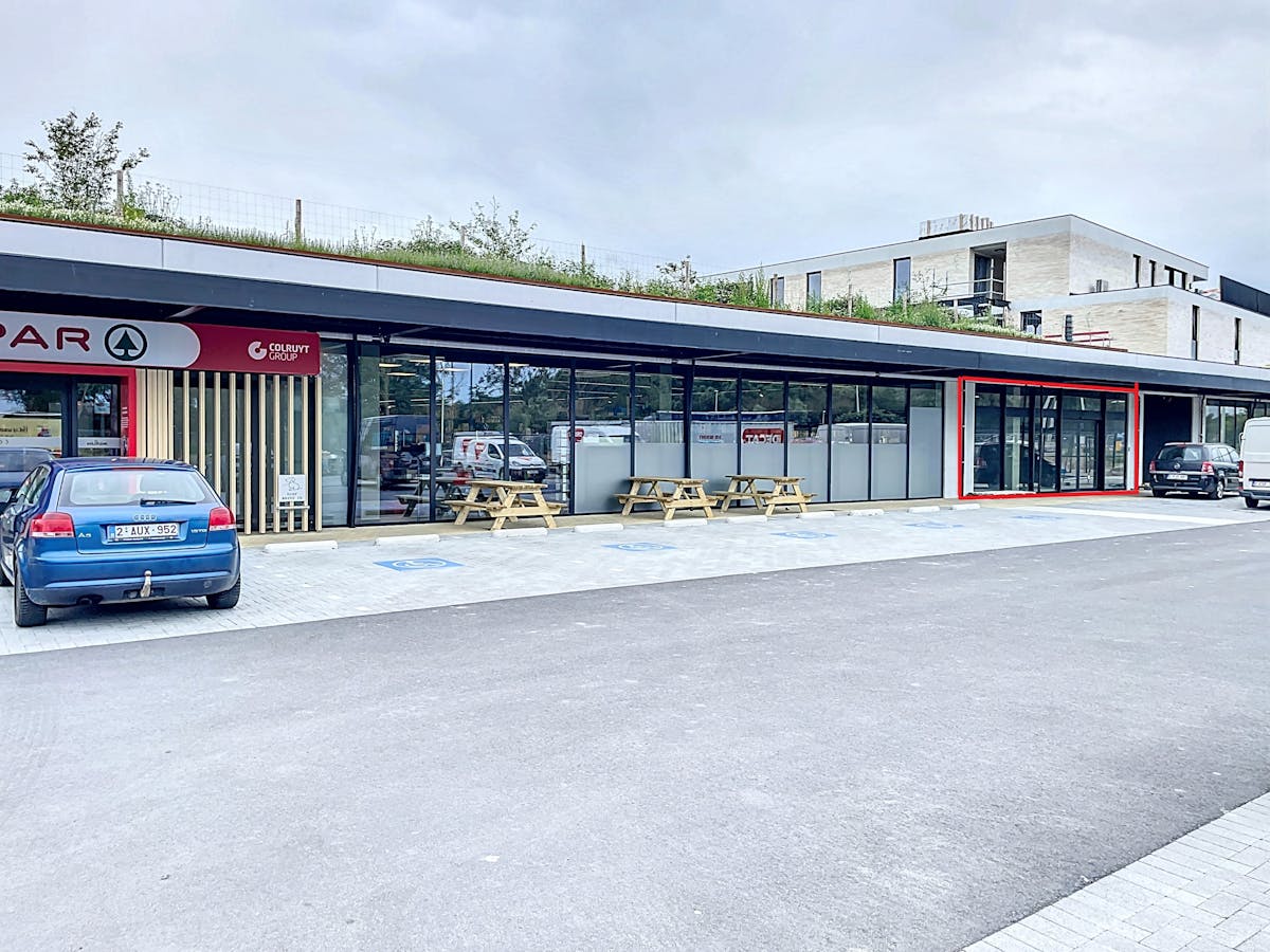 Nieuwbouw handelsruimte te huur (533 m²) te Veurne - foto 1