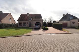 INDELINGGELIJKVLOERSGemeenschappelijke inkomhal met trap naar de 1ste verdieping.1STE VERDIEPINGInkomhal. Berging. Woonkamer met open keuken,...