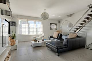 Op zoek naar een ruime en uitstekend onderhouden gezinswoning met veel mogelijkheden? Deze verzorgde bel-etagewoning in Wommelgem, gebouwd in 2005, biedt maar liefst 234 m² bewoonbare oppervlakte op een perceel van 344 m². De woning combineert royale leefruimtes met een inpandige garage, een prachtig aangelegde tuin en verschillende zonnige buitenruimtes. Op wandelafstand van Fort van Wommelgem en Kasteel Hulgenrode<br /><br />Op het gelijkvloers bevindt zich een ruime garage met plaats voor wagen, fietsen en extra bergruimte. Achterliggend werd een studio ingericht met slaapkamer en eigen badkamer. Vanuit deze ruimte heeft u rechtstreeks toegang tot de tuin die automatisch wordt geïrrigeerd. Ideaal voor een inwonend familielid, ouder kind, gastenverblijf of eventueel een zelfstandige activiteit aan huis.<br /><br />De eerste verdieping vormt het hart van de woning. Hier vindt u een ruime en lichtrijke woonkamer met op afstand bediende en geautomatiseerde verlichting binnen en buiten. De woning heeft vloerverwarming als hoofdverwarming en een design palletkachel voor sfeerwarmte in de woonkamer.<br />Aansluitend de eetkamer en open keuken. De keuken is volledig uitgerust met de nodige toestellen en biedt heel wat praktische opbergmogelijkheden. Vanuit de leefruimte heeft u toegang tot een ruim zonneterras met mooi zicht op de tuin.<br /><br />Op de tweede verdieping bevindt zich een ruime slaapkamer met aansluitende dressing. Dankzij de beschikbare ruimte kan de dressing worden opgesplitst tot een extra afzonderlijke slaapkamer. Verder is er een zeer ruime badkamer, uitgerust met ligbad met douche, dubbele lavabo en toilet.<br /><br />Ook buiten heeft deze woning heel wat te bieden. De prachtig aangelegde tuin vormt een groene en verzorgde buitenruimte waar het heerlijk vertoeven is. Aansluitend aan de woning bevindt zich een aangenaam zonneterras. Achteraan in de tuin vindt u bovendien een praktisch tuinhuis en een sfeervolle loungeruimte: de ideale plek om in alle rust te ontspannen en te genieten van lange zomeravonden.<br /><br />Troeven:<br /><br />- Bel-etagewoning uit 2005<br />- Ca. 234 m² bewoonbare oppervlakte<br />- Perceel van 344 m² met automatische irrigatie van tuin en terrassen.<br />- Studio met slaapkamer en badkamer op het gelijkvloers<br />- Lichtrijke woonkamer en eetkamer met de op afstand bediende en geautomatiseerde verlichting binnen en buiten vloerverwarming en palletkachel.<br />- Volledig uitgeruste open keuken met veel bergruimte<br />- Ruim zonneterras met zicht op de tuin<br />- Prachtig aangelegde tuin<br />- Extra terras, tuinhuis en gezellige loungeruimte<br />- Flexibele indeling met diverse mogelijkheden <br /><br />Een verrassend ruime en veelzijdige woning waar comfortabel wonen, een praktische indeling en aangenaam buitenleven perfect samenkomen. De afzonderlijke studio, royale leefruimtes en prachtig ingerichte tuin maken deze woning bijzonder aantrekkelijk voor gezinnen die nét dat beetje extra ruimte zoeken.<br /><br />Absoluut een bezoek waard!