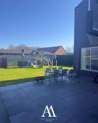 Alle info ook te vinden op achtmeilaan18.be<br /><br />De woning werd gebouwd in open architectuur met een speelse split-level structuur, wat zorgt voor een bijzonder ruimtelijk gevoel en veel natuurlijke lichtinval.<br /><br />De leefruimte en de moderne open keuken bevinden zich op verschillende niveaus, wat dankzij de split-level architectuur zorgt voor een bijzonder ruimtelijk effect en een mooie visuele connectie tussen beide leefzones.<br /><br />Deze woning scoort (gezien het bouwjaar 2001) bijzonder goed op energiezuinigheid met een EPC-label B (140 kWh/m²). Een sterke troef voor de toekomst.<br /><br />- 15 recent geplaatste zonnepanelen zorgen voor een laag energieverbruik (met certificatie).<br />- Goed geïsoleerde woning met efficiënte verwarming en beperkt energieverlies, geen renovatieplicht.<br />- Comfortabele combinatie van vloerverwarming en radiatoren, voor gelijkmatige warmteverdeling.<br />- Airconditioning in de slaapkamers voor een aangename temperatuur tijdens warme zomerdagen.<br /><br />Vlakbij het centrum van Zolder, in de naburigheid van scholen, bushaltes en supermarkten. Op 5 minuten van de E314 en minder dan 10 minuten van het Sint-Franciscus Ziekenhuis.<br /><br />Ruime ingesloten carport met maar liefst 7 extra parkeerplaatsen op eigen terrein, zodat u en uw bezoekers/klanten altijd comfortabel en veilig kunnen parkeren.<br /><br />De hoogwaardige inbouwkasten in de berging en slaapkamers combineren praktisch opbergen met elegant design, zodat u meteen comfortabel kunt wonen zonder nieuwe meubels aan te schaffen.<br /><br />De afgewerkte kelder met aparte buiteningang is mits minimale aanpassing bereikbaar via de extra parkeerplaatsen en biedt ideale mogelijkheden voor een bijberoep.