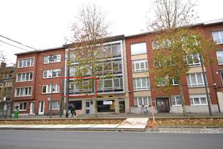 Volledig gerenoveerd en luxueus appartement met riant terras op de eerste verdieping op wandelafstand van het Te Boelaerpark! Bestaande uit:...