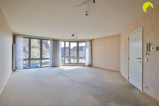 Op de 1e verdieping van dit verzorgde gebouw uit 2003 vinden we dit duplex hoekappartement met dakterras.Bij het appartement wordt een garagebox...