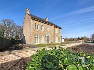 <h2><span>Klasse villa met moderne inrichting in Paal: architectuur, luxe en ruimte in een groene setting</span></h2><h2><span>De villa is volledig instapklaar waarbij de high-end afwerking inclusies design interieur is inbegrepen(*).</span></h2><p><span>Ontdek deze uitzonderlijke villa in </span><span>Paal</span><span>: een imposante, moderne villa waar eigentijds design en duurzame kwaliteit samenkomen. De woning maakt meteen indruk met haar </span><span>imposante gevel</span><span> en een verzorgde voortuin met omheining, wat zorgt voor een </span><span>veilig en afgesloten gevoel</span><span>.</span></p><h3><span>Stijlvolle architectuur met praktisch comfort</span></h3><p><span>De </span><span>volledig aangelegde oprit/voortuin</span><span> en de ruime parking voor de woning bieden dagelijks gemak voor gezin en gasten. Het monumentale volume van de woning vertaalt zich binnen in </span><span>ruime leefzones</span><span> en doordachte functionaliteit.</span></p><h3><span>Licht, luxe en een verfijnd interieur</span></h3><p><span>Binnenin primeert kwaliteit en detail. Een </span><span>indrukwekkende inkomhal</span><span> vormt een echte blikvanger, sfeervol verlicht met wandlampen. Grote raampartijen laten overvloedig daglicht binnen en creëren een open, aangename woonbeleving. Glazen schuifwanden zorgen voor een elegante scheiding tussen ruimtes zonder het ruimtelijke gevoel te verliezen.</span></p><p><span>De leefruimte is ruim en uitnodigend, met gezellige zithoeken en </span><span>sfeervolle sierhaard</span><span> die warmte en karakter toevoegen. Een ingebouwde wandkast en hoogwaardige afwerkingen versterken de stijlvolle uitstraling.</span></p><p><span>De gelijkvloersverdieping is voorzien van vloerverwarming, op slaapkamers zijn er radiatoren in combinatie met warmtepompen. </span></p><h3><span>Keuken als hart van het huis</span></h3><p><span>De open woon- en eetkeuken is een absolute troef: modern ingericht, met veel kastruimte, kwalitatieve toestellen en een </span><span>ruim kookeiland</span><span>. Via grote terras deuren is er een naadloze connectie met buiten ideaal voor wie graag binnen én buiten leeft.</span></p><h3><span>Slaapkamers &amp; badkamers: comfort en privacy</span></h3><p><span>De 4 slaapkamers op verdieping zijn ruim en voorzien van maatkasten. In de badkamers komt luxe samen met gebruiksgemak, met o.a. </span><span>inloopdouche &amp; ligbad</span><span>, hoogwaardige betegeling en voorzien van dubbele lavabo uit blauwehardsteen.</span></p><h3><span>Buitenleven om van te genieten</span></h3><p><span>De tuin is fraai aangelegd en biedt volop ruimte voor ontspanning en familie tijd: een groot gazon, gezellige terrassen, een </span><span>trampoline</span><span>, een </span><span>degelijk tuinhuisje biedt</span><span> extra opslag mogelijkheden. Alles is aanwezig om hier écht thuis te komen.</span></p><h3><span>Extras voor hobby, werk of gasten</span></h3><p><span>Naast de ruime gezinsindeling beschikt de woning op het gelijkvloers over een aparte bureau ruimte, deze bureau kan in no time omgebouwd worden tot een slaapkamer.</span></p><p><span>Verder is de woning volledig onderkelderd, bruikbaar en droog. De Zolder boven de berging is volledig afwerkt en voorzien van daglicht, ideaal als speelzolder,.... </span></p><h3><span>Renovatie 2021</span></h3><p><span>- Keuken</span></p><p><span>- Maatkasten gelijkvloers</span></p><p><span>- Bureau met glazendeur</span></p><p><span>- Glazendeur tussen leefruimte en inkomhal</span></p><p><span>- Garage omgebouwd naar extra berging met lavabomeubel en maatkasten</span></p><p><span>- Badkamer op verdieping</span></p><p><span>- Maatkasten slaapkamers</span></p><p><span>- Aanpassingen aan het elektriciteitsnetwerk + herkeuring</span></p><p><span>- De villa is volledig instapklaar waarbij de high-end afwerking inclusies design interieur is inbegrepen op Vitra Lounge Chair na.</span></p><p><span> </span></p><p><span>Interesse?</span></p><p><span>Deze woning is perfect voor wie </span><span>ruimte, kwaliteit en moderne luxe</span><span> zoekt in een rustige, groene omgeving. </span></p><p><span>Wil je meer info of een bezoek plannen? Bel uw makelaar Jeroen Kippers rechtstreeks op  0478/766.000 of via 013 31 25 22.</span></p><p><span> </span></p><p><span>Ook benieuwd naar de waarde van je eigen woning? Vraag een </span><span><span>gratis schatting</span></span><span> aan.</span></p>