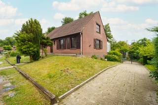 <p>Interesse of vragen? Neem gerust contact op met Erik via erik@copandi.be of via 0497/530796.</p><p></p><p>Deze ruime woning is gelegen te Steenokkerzeel, meer bepaald in de Hazelnotenlaan 8. Dit is een erg rustige straat, die gelegen is in het Zonnebos, een erg populaire locatie. Openbaar vervoer, scholen en winkels zijn te vinden in de nabijheid.</p><p>De woning werd gebouwd op een mooi perceel van 9a24ca. De indeling van de woning is als volgt:</p><p></p><p><strong>Gelijkvloers</strong><br />De woning beschikt over een ruime leefruimte van meer dan 40 m². Dankzij de grote raampartijen geniet je van veel natuurlijke lichtinval en een aangenaam ruimtegevoel.</p><p>Aansluitend bevindt zich de keuken die praktisch is ingericht en rechtstreeks toegang geeft tot de veranda. Deze veranda vormt een aangename extra leefruimte met zicht op de tuin. Verder beschikt het gelijkvloers over een slaapkamer, een badkamer met bad en wastafel, een apart toilet en een ruime inkomhal die alle ruimtes met elkaar verbindt.</p><p></p><p><strong>Verdiep 1</strong><br />Op de eerste verdieping bevinden zich twee ruime slaapkamers. De centrale nachthal zorgt voor een vlotte circulatie tussen de verschillende ruimtes. Daarnaast is er een extra ruimte aanwezig die perfect kan worden ingericht als dressing, bureau of hobbykamer.</p><p></p><p><strong>Kelderverdieping</strong><br />De woning beschikt over een volwaardige kelderverdieping met een ruime garage, een afzonderlijke bureauruimte en een praktische kelder. Deze verdieping biedt tal van mogelijkheden voor thuiswerk, hobby's of extra opslag.</p><p></p><p>Deze woning in Steenokkerzeel combineert ruimte, comfort en functionaliteit. Dankzij de ruime leefruimtes, de kelderverdieping en de veelzijdige indeling is dit een ideale woning voor gezinnen of wie wonen en werken wil combineren.</p><p></p><p>✅ Goede ligging in het Zonnebos<br />✅ Drie slaapkamers en extra polyvalente ruimte<br />✅ Ruime leefruimte met veel lichtinval<br />✅ Veranda met zicht op de tuin<br />✅ Volwaardige kelderverdieping<br />✅ Grote garage en aparte bureauruimte</p><p>✅ EPC met C-label</p>
