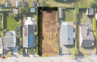 Op zoek naar de ideale plek om uw droomwoning te realiseren? Dan is dit ruime perceel bouwgrond in Evergem precies wat u zoekt. Gelegen in een rustige woonwijk, dichtbij het centrum van Evergem, dichtbij scholen, winkels, openbaar vervoer en verbindingswegen. <br /><br />Kenmerken van het perceel: <br />- Oppervlakte: 817 m²<br />- Breedte perceel: 18 m<br />- Oriëntatie: Volledig zuidgericht – perfect voor een zonnige tuin en energiezuinige bouwopties<br />- Bebouwing: Uitsluitend geschikt voor open bebouwing, waardoor u kunt genieten van maximale privacy en lichtinval<br />- Rustige straat met beperkt verkeer, ideaal voor gezinnen met kinderen<br /><br />Dankzij de zuidelijke oriëntatie kunt u een woning ontwerpen die de hele dag door profiteert van natuurlijk licht. Dit maakt het perceel niet alleen aantrekkelijk vanuit esthetisch en praktisch oogpunt, maar ook vanuit energie-efficiëntie.<br /><br />Bouwvoorschriften: <br />De stedenbouwkundige voorschriften zijn beschikbaar. <br /><br />**De gepubliceerde prijs is een richtprijs. Dit betekent dat u vrij bent om een bod uit te brengen. De verkoper behoudt zich het recht voor om al dan niet op een bod in te gaan. De uiteindelijke verkoop kan pas tot stand komen na aanvaarding van een bod en ondertekening van de compromis.<br /><br />Heeft u vragen of wenst u de bouwvoorschriften te ontvangen, bel ons 0472/98.16.29 of mailen naar immovercruysse.verkoop@gmail.com