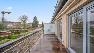 Rustig gelegen duplex-appartement van 130m² (lift tussen 1e en 2de verdieping) met ruim zuid-oost terras van 14m² (breedte 7m x diepte circa 2m)...