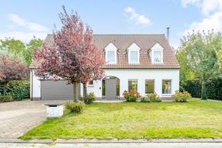 Bent u op zoek naar rust, maar wilt u toch op wandelafstand van het centrum van Deerlijk wonen? In de <strong>Hendrik Consciencelaan 18</strong> staat deze solide, traditioneel gebouwde villa uit <strong>1987</strong> klaar voor een nieuw hoofdstuk. Met een mooi perceel van <strong>1.046 m²</strong> (met een straatbreedte van maar liefst <strong>25 meter</strong>) en een bruikbare vloeroppervlakte van <strong>226 m² (exclusief kelder en zolder)</strong>, biedt deze eigendom een uitzonderlijk potentieel om er uw eigen droomthuis van te maken.<br /> <br /><strong>Dit is een karaktervol huis met een stevige basis en een mooi volume, dat u alle mogelijkheden biedt om het naar eigen smaak op te frissen.</strong> Bovendien biedt het perceel nog de mogelijkheid om de woning verder uit te breiden.<br /><br />Een bijkomende troef is de ligging in een <strong>verkeersluwe straat zonder doorgaand verkeer, enkel bestemmingsverkeer</strong>. Via een wandelweg bereikt u bovendien rechtstreeks de <strong>scholen en voetbalterreinen</strong>.<br /><br /><strong>Indeling en sfeer</strong><br />U komt binnen via de uitnodigende inkomhal met gastentoilet. Daarna stapt u de ruime living binnen, die gezelligheid uitademt dankzij de Jura-marmeren vloer en een sfeervolle houtkachel.<br /> <br />De verdere indeling op het gelijkvloers is buitengewoon praktisch: de keuken grenst direct aan een functionele wasberging, en er is een volledig droge kelder aanwezig die voor heel wat extra koele opslagruimte zorgt. Een dubbele inpandige garage maakt het comfort beneden compleet.<br /> <br />Boven treft u drie slaapkamers, een bureau en de badkamer aan. Al deze ruimtes zijn voorzien van een warme plankenvloer. De grote bergzolder – eveneens extra bovenop de bewoonbare oppervlakte – biedt daarnaast nog een pak extra stockageruimte.<br /> <br /><strong>Belangrijke troeven & technieken:</strong><br />
<ul>
<li><span><strong>Gunstig EPC:</strong> Een mooie energiezuinige basis met een score van <strong>246 kWh/m²</strong> (Label C).</span></li>
<li><span><strong>Vernieuwingen:</strong> De centrale verwarming op aardgas is uitgerust met een ketel/brander die <strong>zeer recent werd vervangen</strong>. De elektriciteit is bovendien al zoveel als mogelijk conform gesteld.</span></li>
<li><span><strong>Rustige en verkeersluwe ligging:</strong> geen doorgaand verkeer, enkel bestemmingsverkeer, met een rechtstreekse wandelweg naar de <strong>scholen en voetbalterreinen</strong>.</span></li>
<li><span><strong>Veiligheid & Privacy:</strong> Meteen uiterst veilig dankzij een geïnstalleerd alarmsysteem en camerabewaking. De volledige woning is tevens voorzien van rolluiken rondom.</span></li>
<li><span><strong>Buitenruimte met potentieel:</strong> Achteraan wacht een mooi <strong>zui</strong><strong>d</strong><strong>gerichte tuin</strong> – de ideale oriëntatie om in alle rust van de zon te genieten. Er zijn twee regenwaterputten van elk 5.000 liter aanwezig. <strong>Extra troef: het aanleggen van een zwembad is hier toegestaan, op voorwaarde dat het omliggende groen zoveel mogelijk behouden blijft.</strong></span></li>
<li><span><strong>Asbestveilig:</strong> De woning beschikt over een asbestveilig attest (enkel de onderdakplaten bevatten asbest, wat courant is voor deze bouwperiode).</span></li>
</ul>
<strong> </strong><br /><strong>Praktische informatie & Bezoekmoment:</strong>
<ul>
<li><span><strong>Kadastraal Inkomen:</strong> € 1.150</span></li>
<li><span><strong>Bezoekdagen:</strong> <strong>Vrijdag 25 september vanaf 16u20 en</strong> <strong>zaterdag 26 september vanaf 10u00</strong> (enkel na vooraf ingeplande afspraak).</span></li>
<li><span><em>Lukken deze momenten u niet? Neem gerust contact op en we kijken samen naar een ander tijdstip.</em></span></li>
</ul>
<br /><strong>Biedsysteem & Richtlijnen voor uw bod:</strong><br />Er wordt gewerkt met een transparant biedsysteem op basis van een <strong>vanafprijs</strong>. Elke kandidaat-koper krijgt de kans om eenmalig een bod uit te brengen. Op de dag van de deadline zal de verkoper beslissen om al dan niet het hoogste bod te aanvaarden. Er wordt achteraf dus geen opbodspel gehouden.<br />
<ul>
<li><span><strong>Deadline uitbrengen bod:</strong> <strong>Maandag</strong><strong> </strong><strong>1</strong><strong>2</strong><strong> </strong><strong>oktober omstreeks 20u00</strong></span></li>
<li><span><strong>Indiening:</strong> Een bod dient via e-mail uitgebracht te worden naar <strong>tine@dehuiskamer.immo</strong></span></li>
<li><span><strong>Vast bedrag:</strong> Elk bod dient een exact, vast bedrag te zijn.</span></li>
<li><span><strong>Geen afgeronde bedragen:</strong> Indien er twee gelijke hoogste biedingen zijn, is het exacte tijdstip van indienen doorslaggevend.</span></li>
</ul>
<strong> </strong><br /><strong>Informatie over uw lening:</strong><br />Om gelijkwaardige en realistische biedingen te bekomen, wordt er zowel in het bod tot aankoop als in de onderhandse verkoopovereenkomst <strong>niet gewerkt met een opschortende voorwaarde voor het bekomen van een hypothecaire lening</strong>. Wij adviseren u daarom om voorafgaand aan uw bezoek contact op te nemen met uw bank om uw financiële mogelijkheden te bespreken. Zo brengt u bij interesse met een gerust hart een bindend bod uit.<br /> <br /> <br /><br />