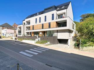 <p>Dit nieuwbouwappartement met 2 slaapkamers in het centrum van Lubbeek biedt een aangename combinatie van modern wooncomfort, ruimte en een praktische ligging. Het appartement is onmiddellijk beschikbaar en vormt een aantrekkelijke woonplek voor wie op zoek is naar een instapklaar appartement met ruime leefruimte, twee terrassen en hedendaagse technieken.</p><p> </p><p>Bij binnenkomst kom je terecht in een verzorgde inkomhal die toegang geeft tot de verschillende leefruimtes. De ruime leefruimte vormt het hart van het appartement en geniet dankzij de open keuken van een aangenaam en ruimtelijk gevoel. De keuken is praktisch ingericht en beschikt over een vaatwasmachine, combioven en koelkast, waardoor je over alle nodige toestellen beschikt voor het dagelijkse comfort.</p><p> </p><p>Vanuit de leefruimte heb je toegang tot twee terrassen. Achteraan bevindt zich een bijzonder ruim terras dat over de volledige lengte van het appartement loopt. Dit vormt een mooie verlenging van de leefruimte en biedt volop mogelijkheden om buiten te genieten, te ontspannen of gezellig te tafelen. Ook aan de voorzijde beschikt het appartement over een terras.</p><p> </p><p>Het appartement beschikt over 2 slaapkamers. De badkamer is uitgerust met een ligbad waarin je ook kunt douchen en een dubbele lavabo. Daarnaast is er een afzonderlijk gastentoilet, wat het dagelijkse gebruik bijzonder praktisch maakt.</p><p> </p><p>Ook op het vlak van comfort en technieken is dit nieuwbouwappartement volledig afgestemd op hedendaags wonen. Vloerverwarming zorgt voor een aangename warmteverdeling, terwijl het ventilatiesysteem D bijdraagt aan een comfortabel binnenklimaat. Water en elektriciteit zijn individueel. Voor de gemeenschappelijke kosten wordt een provisie van 60 euro per maand voorzien.</p><p> </p><p>Praktische bergruimte is eveneens aanwezig. Bij het appartement hoort een kelderberging en er is bovendien extra bergruimte boven in het appartement, in de ruimte waar de technische installaties zich bevinden. Hier zijn ook aansluitingen voor een wasmachine en droogkast voorzien. Daarnaast beschikt het appartement over een autostaanplaats, een praktische troef voor wie over een wagen beschikt.</p><p> </p><p>De ligging in het centrum van Lubbeek maakt het geheel extra aantrekkelijk. Je woont centraal en combineert het comfort van een nieuwbouwappartement met de nabijheid van de voorzieningen van de gemeente. De combinatie van 2 slaapkamers, een ruime leefruimte met open keuken, twee terrassen, een autostaanplaats en verschillende bergruimtes maakt dit appartement bijzonder compleet.</p><p> </p><p>De huurprijs bedraagt 995 euro per maand, met een provisie van 60 euro per maand voor de gemeenschappelijke kosten. Water en elektriciteit zijn individueel. Het appartement is onmiddellijk beschikbaar. Interesse in dit nieuwbouwappartement in Lubbeek, neem dan gerust contact op voor meer informatie of een bezoek via www.living-stone.be! </p>