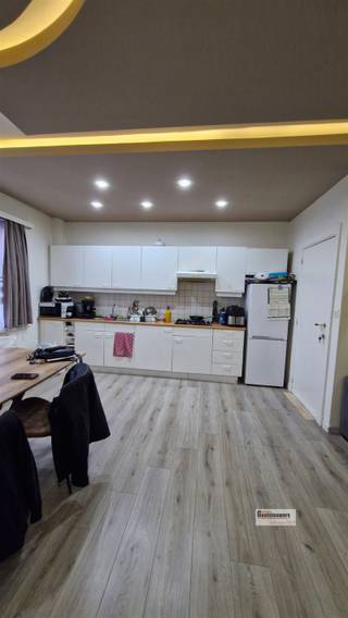 Centraal gelegen appartement met 1 slaapkamer en overdekt terras. Dichtbij openbaar vervoer, winkels en scholen.Klein gebouw, interne...