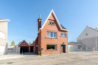 <p>Op zoek naar een ruime gezinswoning met een prachtige tuin, grote garage en heel wat mogelijkheden? Deze charmante halfopen bebouwing in de Eichemstraat combineert een uitzonderlijk rustige en groene ligging met maar liefst 193 m² bewoonbare oppervlakte.</p>
<p>De woning is momenteel klassiek ingericht en vraagt renovatie, maar biedt dankzij haar ruimte en indeling een uitstekende basis om volledig naar eigen smaak te vernieuwen. Met 3 volwaardige slaapkamers en een vaste trap naar de zolder zijn er bovendien nog mooie uitbreidingsmogelijkheden.</p>
<p>Een absolute troef is het contact met de tuin. Vanuit de keuken en vooral de veranda geniet u van een prachtig groen uitzicht. De aangename tuin biedt rust en privacy en maakt deze woning ideaal voor (jonge) gezinnen, natuurliefhebbers of wie gewoon rustig wil wonen.</p>
<p>Ook praktisch heeft deze eigendom heel wat te bieden. De ruime oprit en grote garage zorgen voor voldoende parkeer- en bergruimte. Ideaal voor wie meerdere wagens heeft, maar ook interessant voor zelfstandigen, een praktijk aan huis, hobbyruimte of extra stockage.</p>
<p>Troeven:</p>
<p>193 m² bewoonbare oppervlakte</p>
<p>Perceel van 398 m²</p>
<p>3 volwaardige slaapkamers</p>
<p>Vaste trap naar zolder met uitbreidingsmogelijkheden</p>
<p>Grote garage en ruime oprit</p>
<p>Veranda met prachtig zicht op de tuin</p>
<p>Rustige en groene ligging</p>
<p>Centrale verwarming op aardgas</p>
<p>Ideaal voor gezinnen, zelfstandigen of praktijk aan huis</p>
<p>Een woning met ruimte, een prachtige ligging en vooral heel wat potentieel voor wie door renovatie een mooie thuis volledig naar eigen smaak wil creëren.</p>