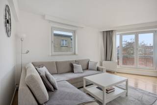 Dit verzorgd en instapklaar appartement bevindt zich op de tweede verdieping van een gebouw met lift. Het biedt een aangename leefruimte, twee volwaardige slaapkamers en een ingerichte keuken.<br />Een private kelder zorgt voor extra bergruimte en ook een garage is inbegrepen, een mooie troef op het vlak van comfort en parkeren.<br />Het appartement is sinds 2021 verhuurd en vormt daardoor ook een interessante opportuniteit als investering. Meer informatie over de huidige huursituatie is beschikbaar op aanvraag.<br />EPC-label: E.