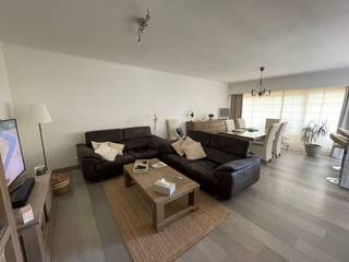 <p>Gelegen op de derde verdieping aan de Nieuwelaan in Strombeek-Bever, biedt dit appartement een uitnodigende en comfortabele leefruimte van 87 vierkante meter. Bij binnenkomst wordt u verwelkomd in een lichte woonkamer die een gevoel van openheid en gezelligheid met zich meebrengt. De doordachte indeling van het appartement omvat twee slaapkamers, een functionele keuken die zich uitstekend leent voor het bereiden van heerlijke maaltijden, en een badkamer die ultiem comfort biedt. Ook is er een apart toilet aanwezig, wat bijdraagt aan het gebruiksgemak in het dagelijks leven.</p>
<p>Deze woonst komt met extra voordelen zoals een handige kelderruimte en een garage, ideaal voor het veilig stallen van uw voertuig. De energie-efficiëntie van het appartement is tevens te waarderen met een EPC-score van 177. Met zijn centrale ligging geniet u van de nabijheid van lokale voorzieningen en openbaar vervoer, wat de verbinding met de omgeving versterkt. Dit appartement is een perfecte keuze voor wie op zoek is naar een gezellige en praktische thuisbasis in een levendige buurt of indien u een goede investering zoekt (momenteel verhuurd). Laat deze kans niet liggen en ontdek de mogelijkheden die dit appartement voor u biedt.</p>