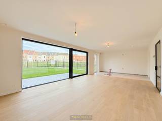 <span><span><strong>Lanceringsmoment op </strong></span></span><span><span><strong>vrijdag 5 december</strong></span></span><span><span><strong>! Kom langs en ontdek deze </strong></span></span><span><span><strong>gloednieuwe, luxueuze appartementen</strong></span></span><span><span><strong>.<br />Inschrijven kan via </strong></span></span><span><span><strong>www.nobels.be</strong></span></span><span><span><strong> onder referentienummer </strong></span></span><span><span><strong>4190693</strong></span></span><span><span><strong>.</strong></span></span><br /><br /><strong><span><u>Mogelijkheid voor aankoop à 6% BTW</u></span><br /><br />LICHTOVERGOTEN NIEUWBOUWAPPARTEMENT</strong> met <strong>LUXUEUZE AFWERKING</strong> op het <strong>GELIJKVLOERS</strong> in het bruisende centrum van Zottegem. Dit <strong>STIJLVOLLE WOONPROJECT</strong> verenigt <strong>MODERNE ELEGANTIE MET HOOGWAARDIGE MATERIALEN</strong> en een uitzonderlijk wooncomfort. U heeft een ruime leefruimte <strong>MET OPEN KEUKEN</strong>, berging, moderne badkamer en 2 slaapkamers. Hierbij geniet u ook van een <strong>GROTE BUITENOMGEVING MET TUIN EN TERRAS</strong>. Gelegen op een <strong>TOPLOCATIE IN HET HART VAN DE STAD</strong>, bevindt u zich op wandelafstand van winkels, horeca, scholen en openbaar vervoer. Deze <strong>PRACHTIGE RESIDENTIE ‘MARRAINE’ </strong>belichaamt luxueus stedelijk wonen met een verfijnde toets. Het project beschikt nog over <strong>GARAGES EN STAANPLAATSEN MET LAADPAALVOORZIENING</strong>, die optioneel kan bijkopen.<br /><br />Adres: Zuidstraat 36 te Zottegem