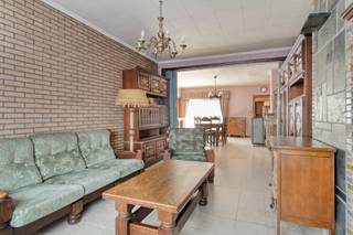 Spacieuse maison avec 3 chambres et jardin à LedeVous cherchez une maison spacieuse à Lede avec un potentiel de rénovation ? Ne cherchez plus !Avec 3 chambres, un beau jardin et une surface habitable de 249 m², cette maison offre tout le confort que vous recherchez.<br /><br />Disposition de la maison :<br />Rez-de-chaussée :<br />- Hall d'entrée<br />- Espace de vie avec salon et salle à manger<br />- Cuisine<br />- Salle de bain avec baignoire<br />- Débarras<br /><br />Premier étage :<br />- Hall de nuit<br />- 3 chambres<br />- Espace de rangement<br /><br />Deuxième étage :<br />- Grenier aménageable avec possibilités d'agrandissement<br /><br />Atouts :<br />- Surface habitable de 249 m²<br />- Terrain de 359 m²<br />- Garage et 2 places de parking<br />- Emplacement central à proximité des axes routiers<br />- Construction solide avec beaucoup de potentiel<br /><br />Consultez tous les détails et réservez votre visite via ce lien :