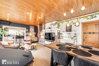 Bent u op zoek naar een grote, instapklare en zeer energiezuinige woning met magazijn en atelier, dan is deze eigendom beslist iets voor u. Deze goed onderhouden en stijlvolle half open bebouwing biedt u op het gelijkvloers een grote inkomhal met apart toilet, een lichtrijke living, een open en ingerichte keuken, een slaapkamer en een badkamer met douche, bad, toilet en dubbele lavabo. Op de eerste verdieping zijn er 2 slaapkamers die momenteel ingericht zijn als kantoor en werkatelier en een vaste trap naar de 2de verdieping waar zich een prachtige ruimte bevindt die naar eigen smaak kan worden ingericht en die uitgerust werd met een toilet en een lavabo. Achteraan de woning zijn er 3 garages, een groot magazijn en een atelier die door de vele raampartijen een prachtig uitzicht heeft. Verder beschikt de woning nog over een grote tuin met weids uitzicht. Centrale verwarming op aardgas. De ramen zijn voorzien van dubbele beglazing. De woning is bovendien uitgerust met 20 zonnepanelen en een thuisbatterij. Airco units aanwezig. EPC label A. Rustige ligging met goede verbinding naar E17 en N16. Boek vandaag nog uw afspraak en ontdek samen met ons deze prachtige eigendom!