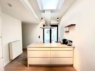 Dit gelijkvloers appartement is gelegen in de Rolwagenstraat 34 te Zurenborg, een van de meest gegeerde en karaktervolle buurten van Antwerpen. Zurenborg combineert het beste van twee werelden: een rustige, residentiële omgeving met tegelijk tal van gezellige cafés, restaurants en winkels op wandelafstand. Het appartement bevindt zich in een verzorgd gebouw met een hedendaagse uitstraling en werd recent opgefrist, wat zorgt voor een moderne en instapklare indruk.
Indeling
Bij het betreden van het appartement kom je terecht in een ruime en lichtrijke leefruimte, die naadloos overgaat in een open keuken met kookeiland. Deze keuken is volledig uitgerust en vormt het hart van de woning.
Vanuit de leefruimte heb je toegang tot een aangenaam en ruim terras, waar je in alle rust kan genieten van het buitenleven.
Verder beschikt het appartement over een volledig ingerichte badkamer, uitgerust met zowel een ligbad als een douche. Daarnaast is er een multifunctionele ruimte die perfect kan dienen als wasplaats, bureau of extra kamer. De master bedroom is royaal van formaat en biedt voldoende plaats voor uitgebreide kastruimte. 
In de gang van het gebouw is bovendien ruimte voorzien voor het stallen van fietsen.
Troeven
•	Vlotte bereikbaarheid 
•	Ruime en lichtrijke leefruimte 
•	Open keuken met kookeiland 
•	Aangenaam terras 
•	Badkamer met ligbad én douche 
•	Grote master bedroom met veel kastruimte 
•	Fietsenberging
