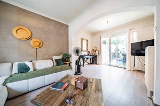 🏢 TE KOOP – Eengezinswoning die opgeknapt moet worden – Veel potentieel in Anderlecht!<br /><br />✨ Deze rijwoning biedt ruime kamers en prachtige inrichtingsmogelijkheden, ideaal voor een groot gezin dat zijn woning naar eigen smaak wil inrichten.<br /><br />De kelderverdieping beschikt over een tweede doucheruimte met toilet en een aparte kleedruimte.<br /><br />De begane grond bestaat uit een inkomhal, een ruime woonkamer, een eetkamer en een ingerichte keuken. Aan de achterzijde kunt u genieten van een mooi terras op het zuiden ☀️<br /><br />De eerste verdieping omvat 3 slaapkamers en een doucheruimte met toilet.<br /><br />De tweede verdieping biedt 2 extra grote slaapkamers, waaronder een ruime suite/hoofdslaapkamer, ideaal als ouderslaapkamer.<br /><br />💼 Een ruime woning met 127 m² woonoppervlak en veel potentieel, te ontdekken in Anderlecht!<br /><br />📍 Leefomgeving &amp; buurt:<br />Het huis ligt in een rustige straat in Anderlecht en heeft een zeer praktische ligging voor het dagelijks leven:<br /><br />Openbaar vervoer: Snelle toegang tot metro-, tram- en buslijnen (met name de verbindingen van de MIVB en De Lijn), waardoor u gemakkelijk naar het centrum van Brussel en het Zuidstation kunt reizen.<br /><br />Voorzieningen: In de directe omgeving bevinden zich buurtwinkels, supermarkten, scholen en sportfaciliteiten.<br /><br />Groene ruimtes: Op enkele minuten van de gemeentelijke parken (zoals het Parc des Étangs), die prachtige plekken bieden om te wandelen en te ontspannen.<br /><br />⚡ Elektriciteit: Niet conform (moet aan de normen worden aangepast)<br /><br />📊 EPC: G<br /><br />📞 Neem voor meer informatie of om een bezichtiging te regelen onmiddellijk contact met ons op via 02 315 77 22 of per e-mail naar maxime.l@weinvest.be