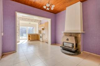 Immo Pické biedt u deze uiterst gunstig gelegen woning aan in Halle, gelegen in de nabijheid van winkels, scholen, openbaar vervoer, invalswegen en alle voorzieningen. Deze woning beschikt op het gelijkvloers over een inkomhal, een open bureauruimte, een leefruimte met salon en open keuken en een toilet. Op de eerste verdieping beschikt deze woning over een nachthal, twee slaapkamers (waarvan één doorloopkamer naar de zolder) en een badkamer met douche en lavabo. Via een vaste trap begeven we ons op de zolderdieping, die nog inrichtbaar is in één of twee slaapkamers. Achteraan beschikt deze woning nog over een buitenkoer. Ondergronds is er ook nog een kelder. Extra informatie: dubbele beglazing PVC, recent dak, dak geïsoleerd, gunstige EPC label D, ...