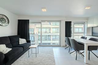 Centraal gelegen studio met slaaphoek en terras te koop te Middelkerke, Duinenweg 333. Deze instapklare studio bevindt zich op de tweede verdieping van de recente (2001) residentie "Stefanie". Dankzij de centrale ligging bevindt u zich vlakbij winkels openbaar vervoer, horeca en de Zeedijk. Tevens beschikt het gebouw over een gemeenschappelijke fietsenberging.<br /><br />Indeling:<br />- inkomhall<br />- lichtrijke leefruimte (28m²) <br />- aansluitend terras <br />- open keuken voorzien van ingebouwde wasmachine, spoelbak, vitro-keramische kookplaat, combi-oven en koelkast met vriesvak<br />- badkamer met apart toilet, ligbad met douchescherm en lavabomeubel<br /><br />Troeven:<br />- Topligging te centrum Middelkerke<br />- Gemeenschappelijke fietsenberging in het gebouw<br />- Instapklaar<br />- autoluwe straat, eenrichtingverkeer<br /><br />Bent u op zoek naar een instapklare studio te koop te Middelkerke? Aarzel niet en leg vandaag nog uw bezoek vast! <br /><br />Bestuursmaatregelen in het maatregelenregister: nee