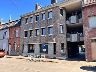 Opbrengsteigendom in het centrum van Sint-Denijs-WestremDit kleinschalige gebouw bestaat uit een handelsgelijkvloers met daarboven 3 appartementen...