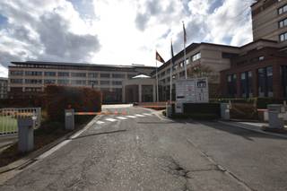 Offices located near the shopping centre Cora in Sint-Lambrechts-Woluwe. Easily accessible by the fast connection to the E40 and the Brussels Ring. Also easily accessible by public transport (bus stop in front of the door).<br /><br />• Parking available (Inside: 1.200 €/place/year) <br />• Min. surface: 1.229 sqm<br />• Available archives: 60 €/sqm/year