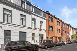  * 4 slaapkamers en ruime badkamer       * Lichtrijke leefruimte met hoge plafonds       * Instapklaar en energiezuinig       * Rustig gelegen, toch...
