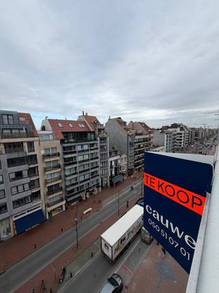Op een topligging in de Lippenslaan, midden in het centrum van Knokke, bevindt zich dit te renoveren duplex dakappartement. Gelegen op wandelafstand van het strand, winkels en restaurants.<br />Het appartement beschikt over een lichtrijke leefruimte met een groot terras. Ook de keuken achteraan is naast een tweede terras gelegen. Dankzij de grote raampartijen geniet u van natuurlijk licht.<br />Met drie volwaardige slaapkamers biedt dit appartement tal van mogelijkheden, zowel voor eigen gebruik als investering. Daarnaast zijn er twee badkamers, wat zorgt voor extra comfort en praktisch gemak.<br />Er is de mogelijkheid om een ruime garagebox voor 2 wagens aan te kopen in een nabijgelegen residentie. (ca. 11 meter lang).