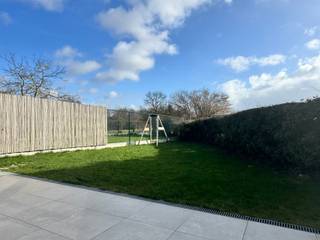 Uitstekend gelegen nieuwbouwwoning van 2023.De woning heeft een ruime woonkamer/eetplaats met open keuken. Via het schuifraam heb je toegang tot de...