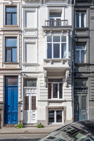 TREVI GENT - Gerenoveerd, INSTAPKLAAR, modern 1-slaapkamer appartement (type 'sous-sol') in een klein gebouw van 5 units, vlakbij het centrum, openbaar vervoer campussen, park... Nieuwe elektriciteit, sanitair, keuken, afwerkingen en overal individuele meters en installaties. Een UNIEKE KANS voor starters, investeerders en studerende kinderen! Het appartement bestaat uit een aangename leefruimte met groot raam op de voorzijde, een slaapruimte, nieuwe keuken ruim en met plaats voor wasmachine/droogkast, volledig nieuwe badkamer met douche, klein koertje achteraan. Kortom: ALLE COMFORT. Gunstig EPC (B), elektriciteit conform, blanco asbestinventaris. Boek nu uw afspraak op één van onze bezoekmomenten!