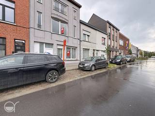 OPGELET: om dit pand te huren of bezichtigen vragen wij steeds eerst een virtueel bezoek te brengen aan het pand. Ga hiervoor naar www.rosseel.be en vul de referentie XP209 in in het veld ‘zoek’ bovenaan rechts. Kies dan ‘360°’. De website helpt je nu verder voor de volgende stappen.<br /><br />Dit gelijkvloers appartement is zowel gelegen op enkele meters van de kleine ring rond Gent als het stedelijk natuurreservaat Bourgoyen-Ossemeersen. De perfecte ligging voor wie zowel wil genieten van een uitgestrekt landschap om te vertoeven in de natuur als een gemakkelijke doorgang met de wagen als het openbaar vervoer. Het appartement beschikt over een ruime leefruimte die op te delen is als zitruimte en als eetruimte en ook toegang biedt tot het koertje. De half open keuken beschikt over een kookplaat (elektrisch), een dampkap, een koelkast met diepvriesvak en voldoende opslagplaats. De slaapkamer is gelegen aan de stille achterkant van het gebouw en geeft doorgang tot de badkamer met dubbele lavabo, bad (met douche) en aansluiting voor een wasmachine en droogkast. Ook beschikt dit appartement over een ruime bergplaats en een gastentoilet. Er komen nog kosten van 30 euro/maand (voorschot) bij voor water + 35 euro (forfait) voor het ledigen van de septische put, waterontharder; elektriciteit en onderhoud gemeenschappelijke delen<br /><br />Het appartement is onmiddellijk beschikbaar.