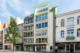 Op zoek naar een slimme investering of een gezellige uitvalsbasis aan zee? In de recente residentie 'Eternity' vindt u dit instapklare duplexappartement, gelegen op de vijfde verdieping aan de Alfons Pieterslaan 100/0501 in Oostende. Dankzij de uitstekende ligging wandelt u in enkele minuten naar zowel het bruisende stadscentrum als het strand. 🚶♂️🏖️<br /><br />✨ Bij het betreden van het appartement komt u terecht in een gezellige leefruimte met een open keuken, voorzien van alle hedendaagse comfort. Vanuit de leefruimte heeft u toegang tot een ruim en zonnig terras waar het heerlijk vertoeven is. ☀️🌿 De badkamer beschikt over een dubbele lavabo en een ligbad. Via de trap bereikt u de bovenverdieping met een lichtrijke slaapkamer. <br /><br />🛏️<br /><br />🚲 Extra troef: het gebouw beschikt over een gemeenschappelijke fietsenberging.<br /><br />💼 Het appartement is direct beschikbaar bij akte.<br /><br />📞 Interesse? Neem vandaag nog contact op met Immo Francois voor meer informatie of een bezoek ter plaatse! Minder weergeven<br /><br />
