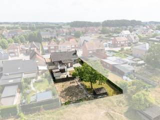 Renovatierapport beschikbaar op aanvraag!<br /><br />Ligging<br />Deze alleenstaande woning op een perceel van net geen 1.000 m2 ligt in het centrum van het rustige Dentergem. Zowel lagere school, bakker en slager zijn op een steenworp verwijderd van de woning. De woning is aan renovatie toe, maar geniet van enkele troeven waaronder de lichtinval, ruime leefruimte en de rustige ligging.<br /><br />Indeling<br />We komen de woning binnen via de ruime inkomhal die toegang geeft tot alle leefgedeelten. Als eerste kunnen we de ruime leefruimte betreden. Deze geniet van veel natuurlijke lichtinval door de raampartijen vooraan, achteraan én aan de zijkant. Van hieruit kan je genieten van het zicht op de gezellige tuin. Vanuit de leefruimte kan je via de gang naar de keuken. Deze heeft ook plaats om een eettafel te plaatsen waardoor je opnieuw zicht hebt op de tuin. Mits het uitbreken van een muur kan je de leefruimte en keuken makkelijk verbinden met mekaar. Alles is voorzien op de gelijkvloerse verdieping. Zo zijn er nog 3 slaapkamers terug te vinden en is er een vernieuwde badkamer met inloopdouche, toilet en lavabo. Vervolgens is er ook een vaste trap om de zolder te betreden. Deze kan nog afgewerkt worden naar eigen smaak. Tenslotte is er nog een praktische kelder die kan dienen als extra bergruimte.<br /><br />Exterieur<br />De tuin is gecompartimenteerd in verschillende ruimtes. Zo is er een ruime voortuin met oprit om de garage te bereiken. Naast de garage is er een praktische berging waar onder andere de stookolieketel staat. Daarnaast zijn er nog twee tuinhuisjes terug te vinden. Verder is er een terras die aansluit op de leefruimte en die verder loopt in een gazon. Tenslotte is er daarachter nog een mooie boom die charme geeft aan de tuin en een plaats waar vroeger de moestuin was. Achter het perceel ligt een onbebouwde zone waardoor de rust gegarandeerd is achteraan.<br /><br />Troeven<br />* Rustige, residentiële ligging<br />* Mooie, gezellige tuin<br />* Unieke indeling<br /><br />Wil jij graag een bezoek brengen aan deze aangename woning? Aarzel dan niet en contacteer Mathieu om jouw bezoek vast te leggen!<br /><br />T: 0479 63 53 01<br />M: mathieu@gentill.be