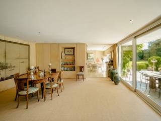 C’est au cœur d’un jardin arboré préservé depuis plus de 40 ares, orienté plein sud et subtilement aménagé par le paysagiste Jacques Wirtz, que...