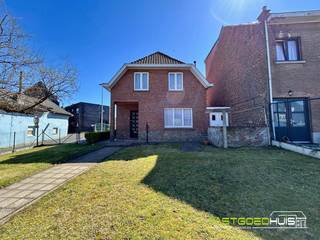 Karaktervolle, te renoveren gezinswoning met tuin gelegen in Meerbeke. Deze halfopen bebouwing beschikt op het gelijkvloers over een lichtrijke leefruimte, een keuken, een inkomhal met trap naar de eerste verdieping en een inpandige berging (14m²) met poort ideaal voor stockage of fietsen. Op de eerste verdieping vindt u een nachthal die toegang biedt tot drie volwaardige slaapkamers en een ingerichte badkamer met ligbad. De tuin bevindt zich aan de voorzijde van de woning. Langs de zijkant van het perceel is er parkeergelegenheid voorzien voor 2 wagens. De woning is gelegen in een zijstraat van een belangrijke gewestweg. Dit zorgt voor een vlotte bereikbaarheid naar Brussel, Gent en Aalst. Bovendien bevindt de woning zich vlakbij het centrum van Ninove, op fiets- en wandelafstand van openbaar vervoer, winkels en scholen. Deze woning biedt een uitstekende basis voor wie op zoek is naar een renovatieproject. Interesse? Vraag meer informatie of plan uw bezoek. Contacteer ons 054/69.68.67.